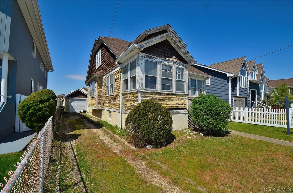 2586 Riverside Drive Wantagh NY 11793