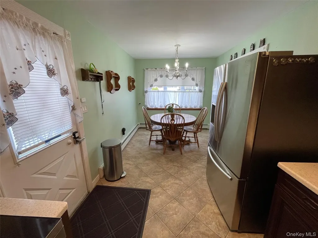 70 E Neptune Avenue Lindenhurst NY 11757