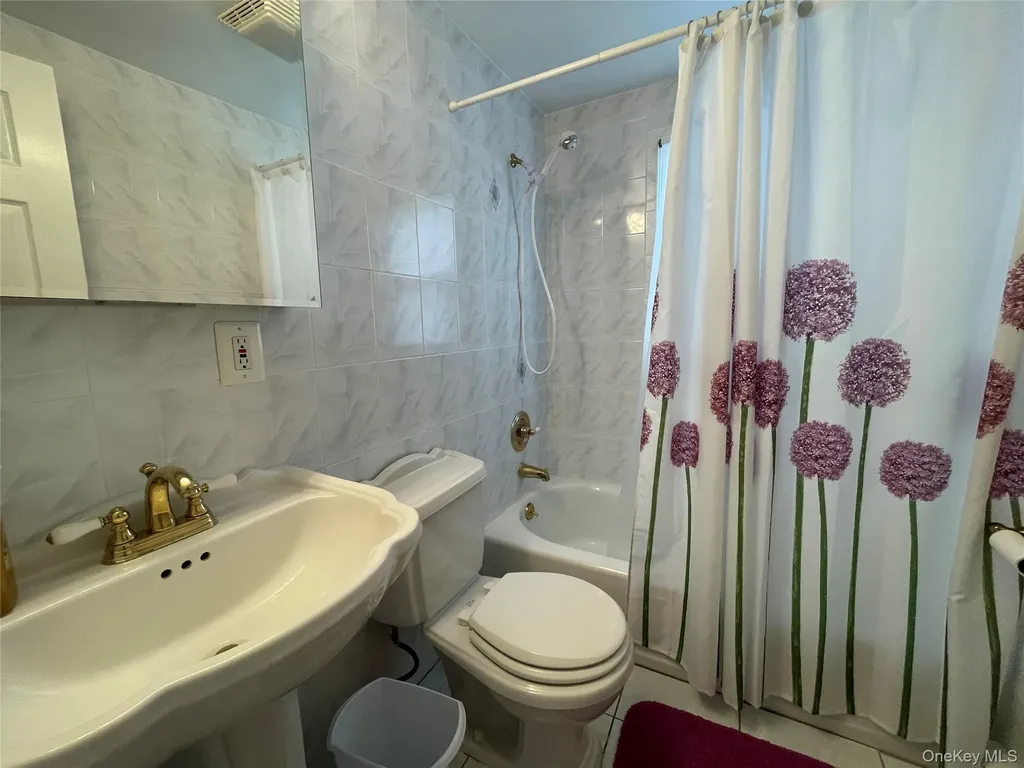 70 E Neptune Avenue Lindenhurst NY 11757