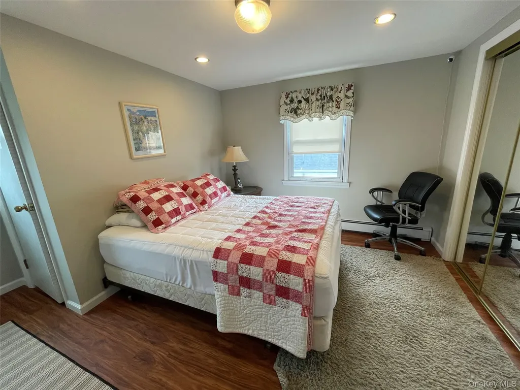 70 E Neptune Avenue Lindenhurst NY 11757