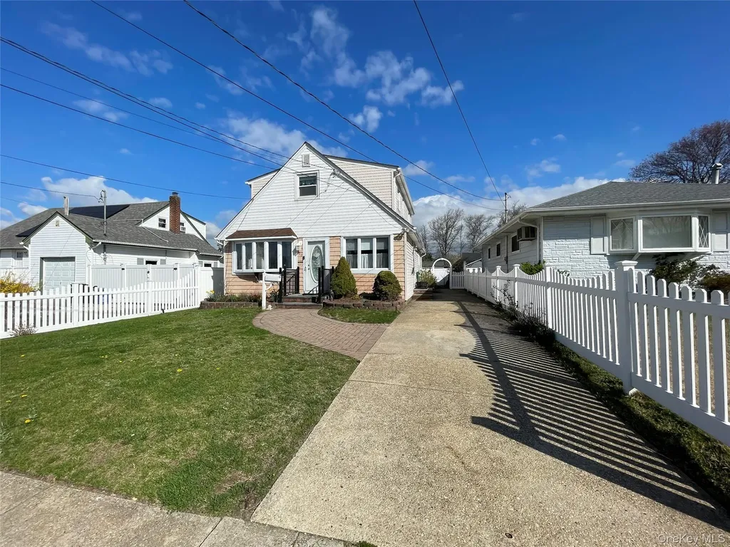 70 E Neptune Avenue Lindenhurst NY 11757