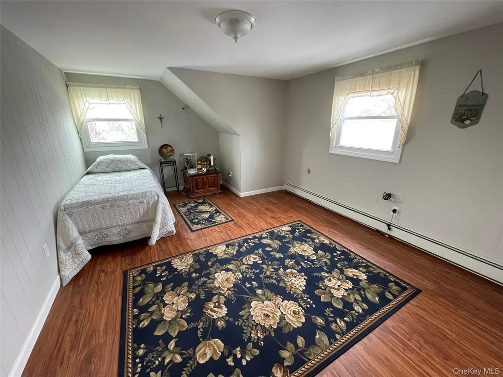 70 E Neptune Avenue Lindenhurst NY 11757