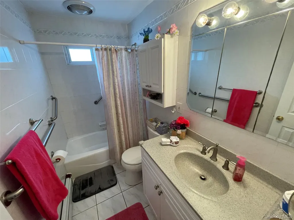 70 E Neptune Avenue Lindenhurst NY 11757