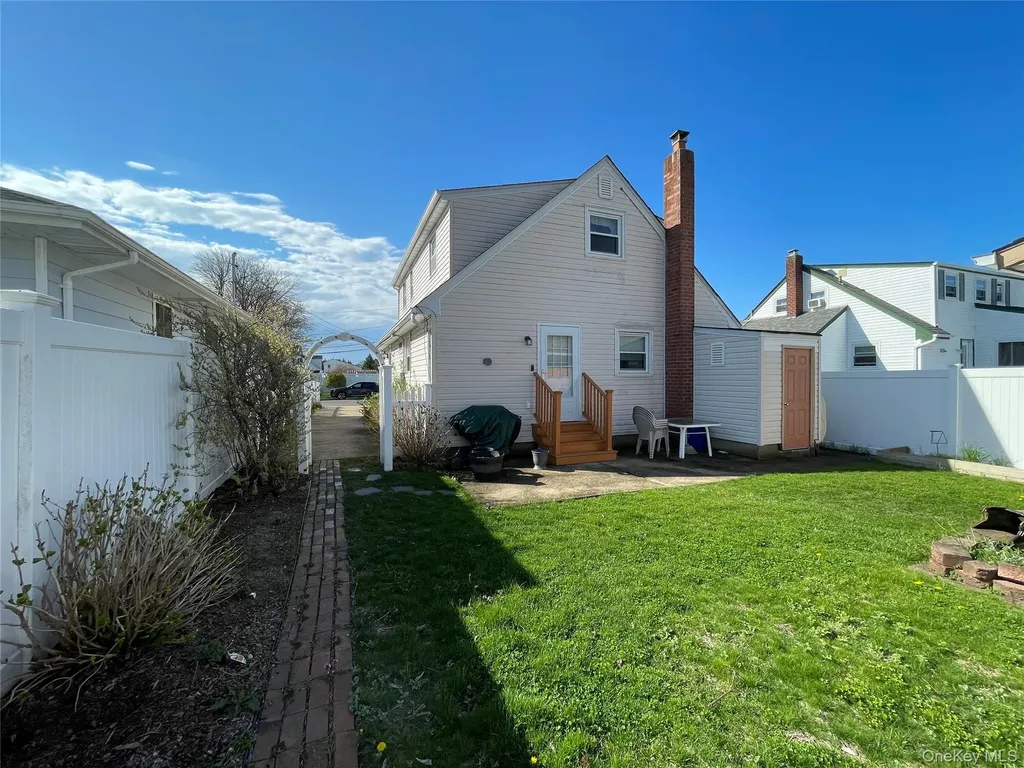 70 E Neptune Avenue Lindenhurst NY 11757