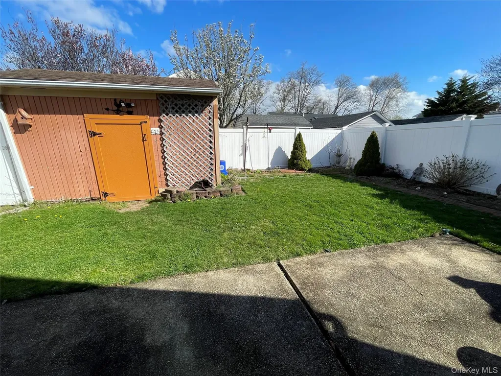 70 E Neptune Avenue Lindenhurst NY 11757