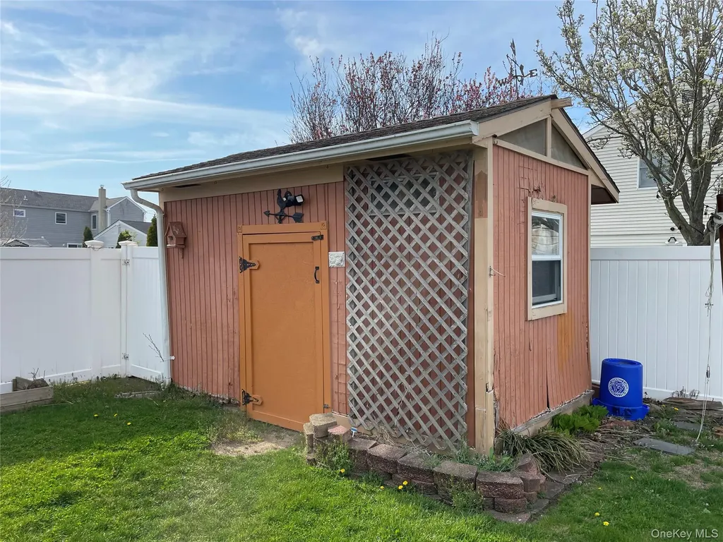 70 E Neptune Avenue Lindenhurst NY 11757