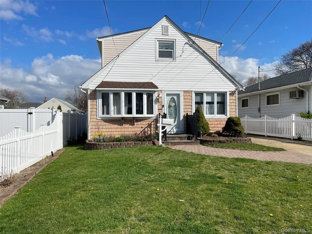 70 E Neptune Avenue Lindenhurst NY 11757