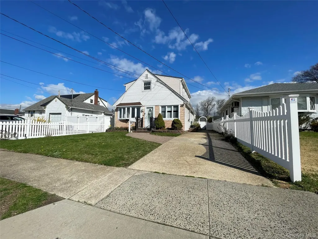 70 E Neptune Avenue Lindenhurst NY 11757