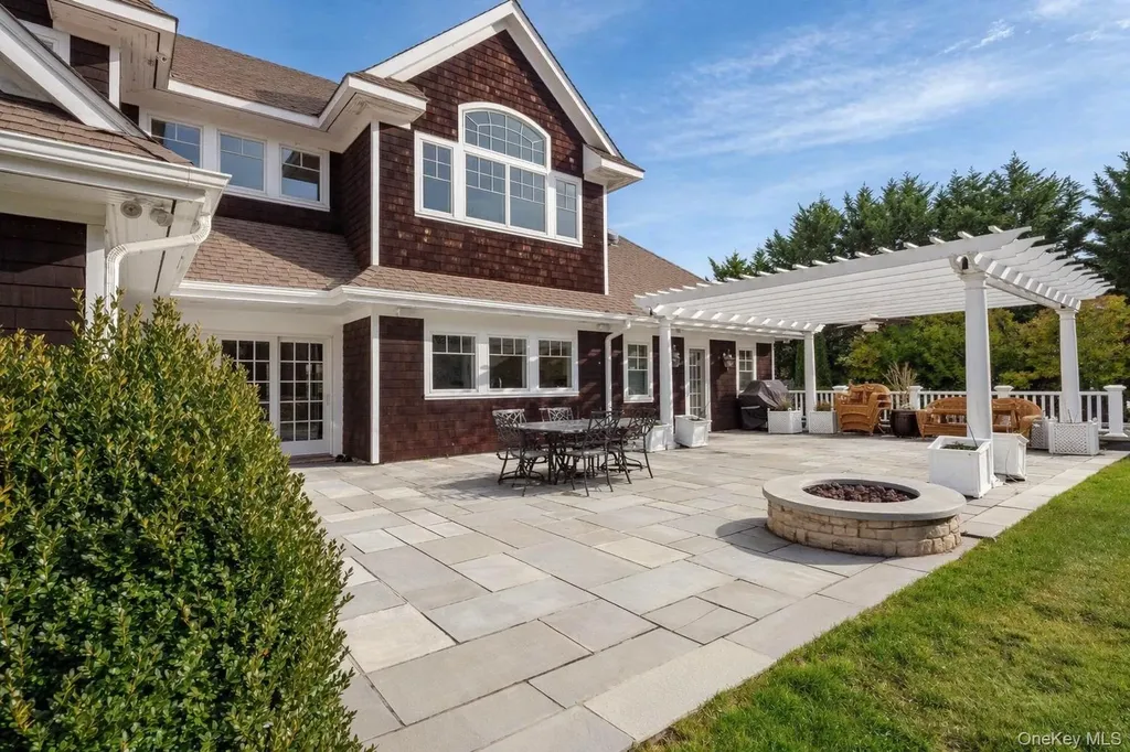 30 Post Fields Lane Quogue NY 11959