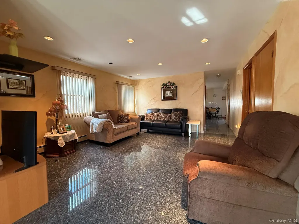 208 Doris Avenue Franklin Square NY 11010