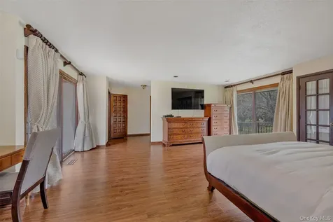 8 Plaka Court Old Brookville NY 11545