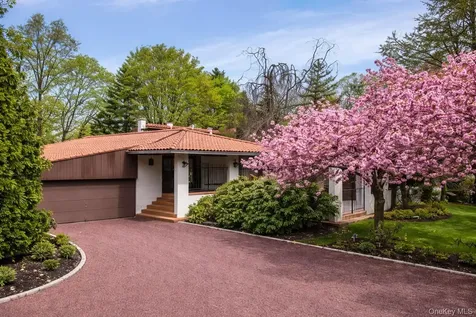 8 Plaka Court Old Brookville NY 11545