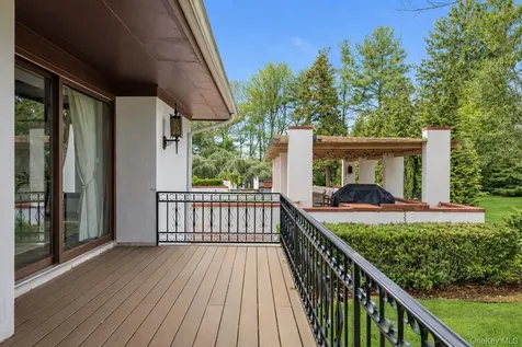 8 Plaka Court Old Brookville NY 11545