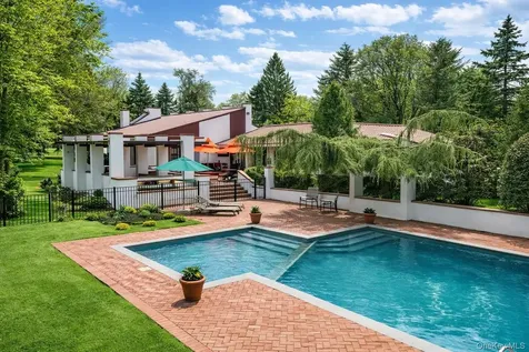 8 Plaka Court Old Brookville NY 11545