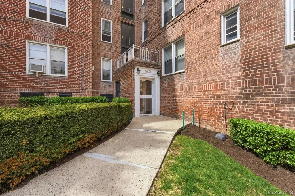 5621 Netherland Avenue Bronx NY 10471