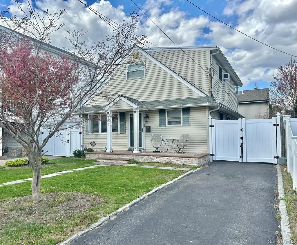 19 Tameling Avenue Babylon NY 11702