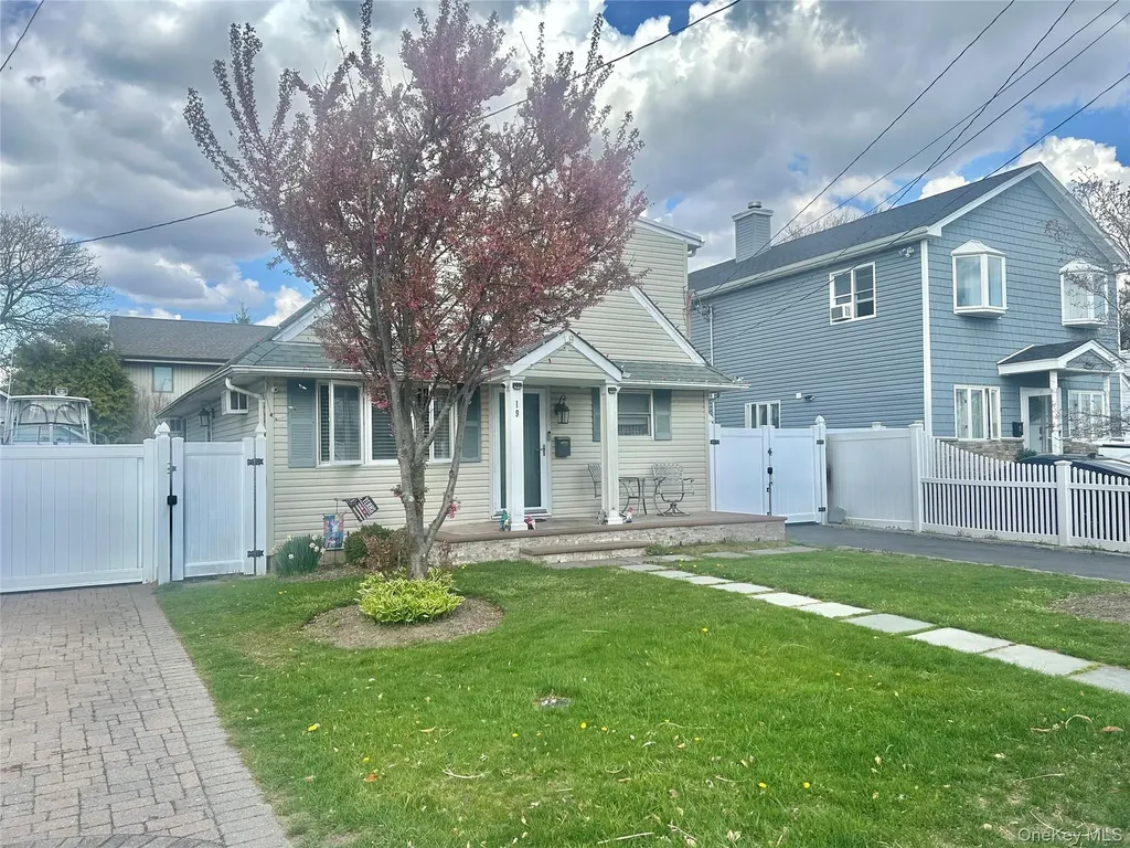 19 Tameling Avenue Babylon NY 11702
