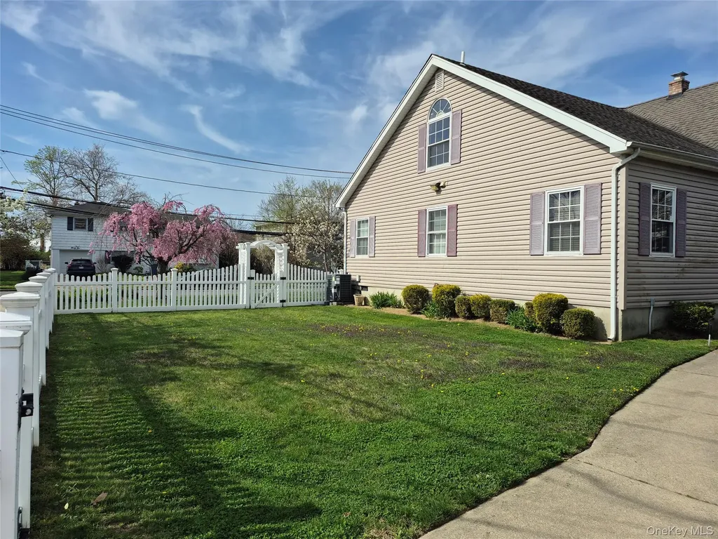 9 ( 45 ) E Henrietta Avenue Oceanside NY 11572