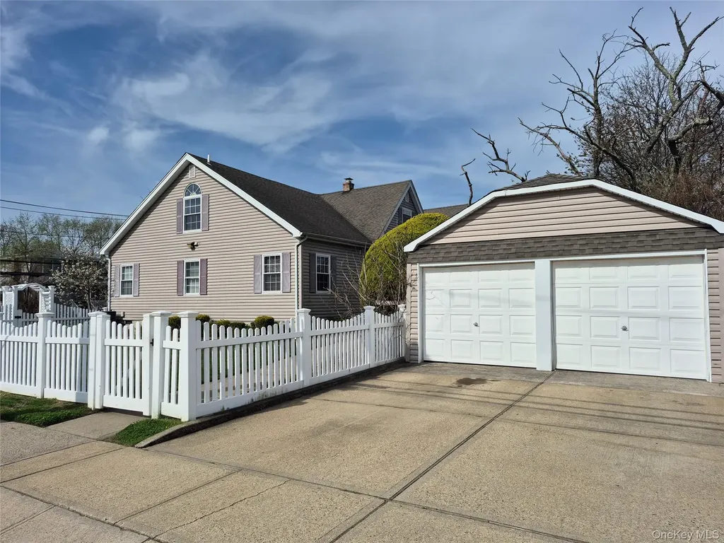 9 ( 45 ) E Henrietta Avenue Oceanside NY 11572