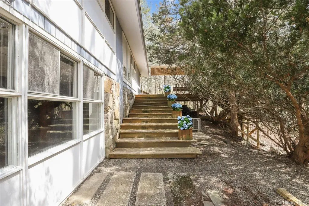 9 E Cradle Rock Road Pound Ridge NY 10576