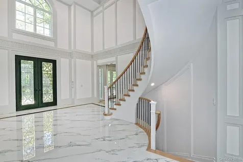20 Knollwood Road Brookville NY 11545