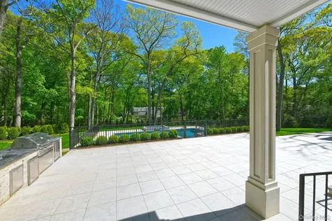 20 Knollwood Road Brookville NY 11545
