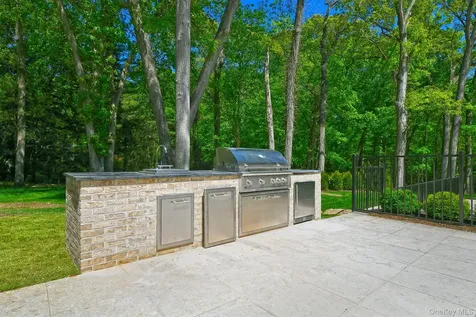 20 Knollwood Road Brookville NY 11545