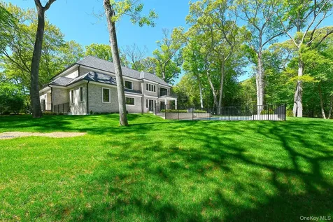 20 Knollwood Road Brookville NY 11545