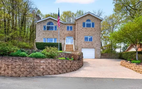 16 E Slope Road Bayville NY 11709