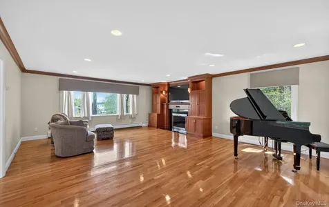 16 E Slope Road Bayville NY 11709