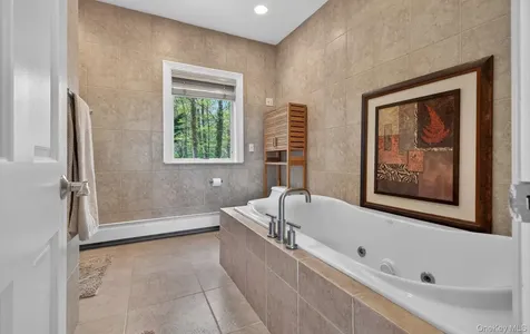 16 E Slope Road Bayville NY 11709