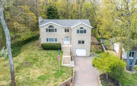 16 E Slope Road Bayville NY 11709