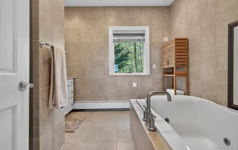 16 E Slope Road Bayville NY 11709