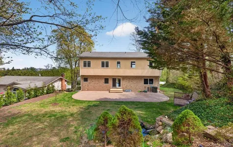 16 E Slope Road Bayville NY 11709