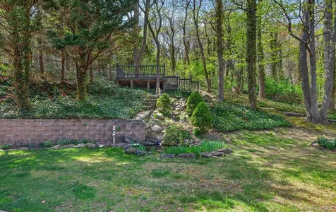 16 E Slope Road Bayville NY 11709
