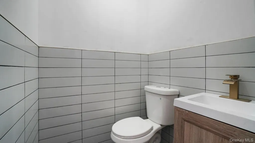219 E 238th Street Bronx NY 10470