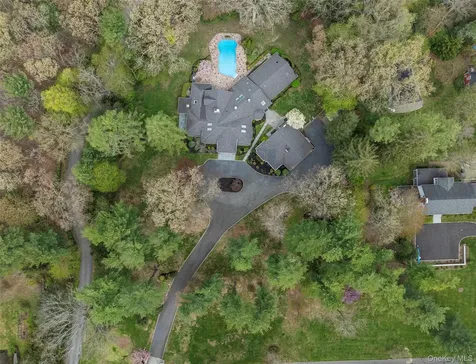 1095 Pine Valley Road Upper Brookville NY 11771