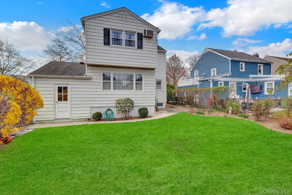 277 E Argyle Street Valley Stream NY 11580