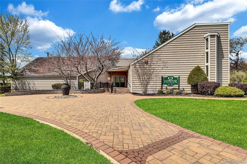 4 Dove Path Coram NY 11727