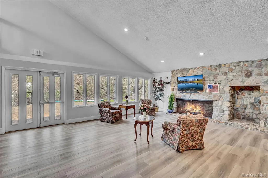 4 Dove Path Coram NY 11727