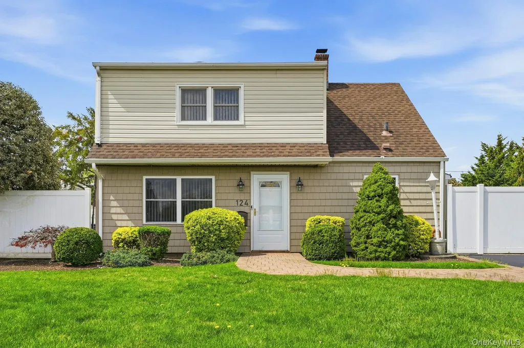 124 Saddle Lane Levittown NY 11756
