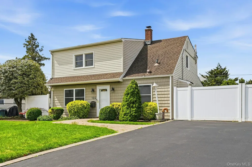 124 Saddle Lane Levittown NY 11756