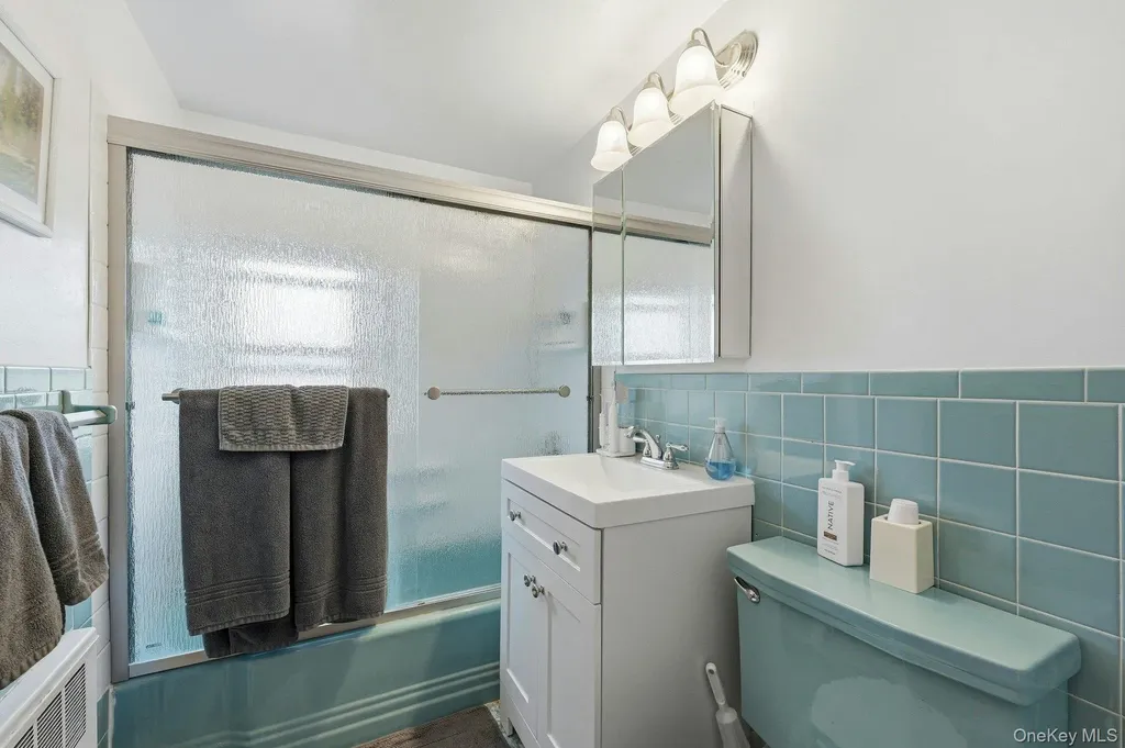 124 Saddle Lane Levittown NY 11756