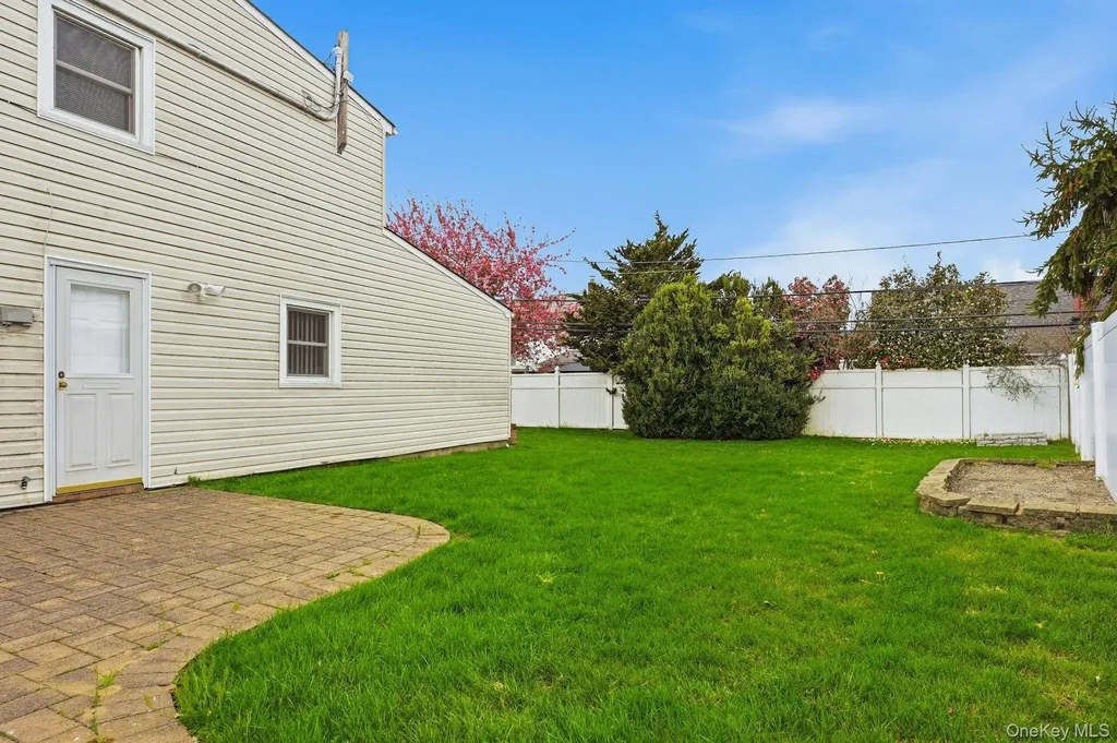 124 Saddle Lane Levittown NY 11756
