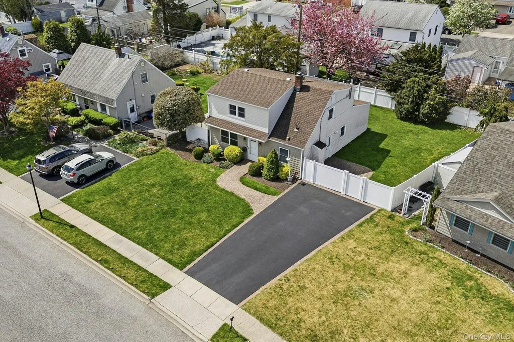 124 Saddle Lane Levittown NY 11756