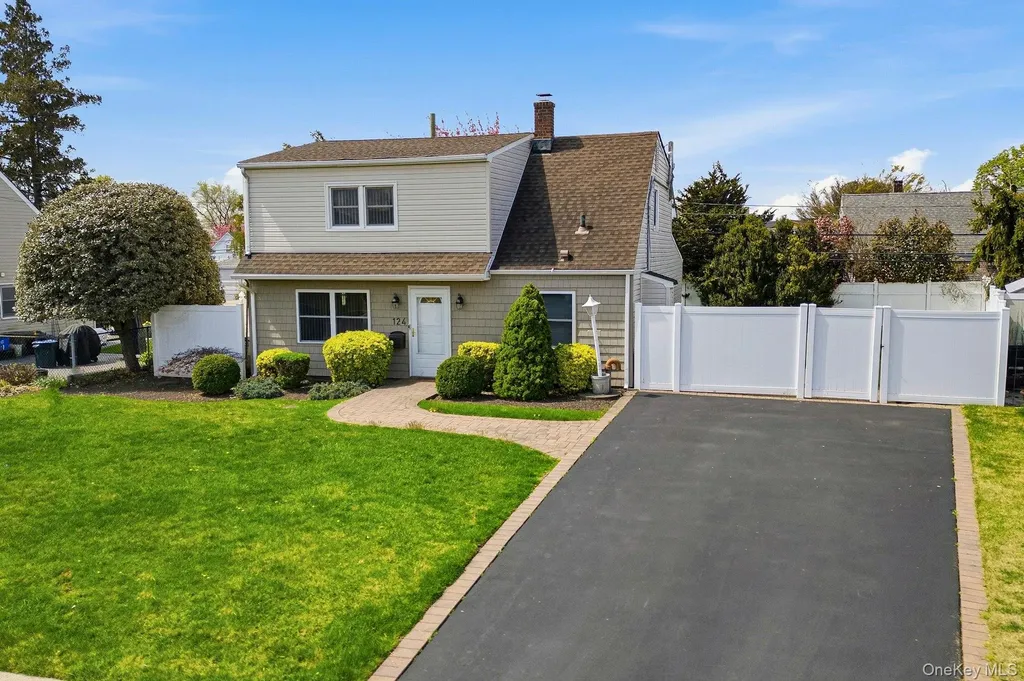 124 Saddle Lane Levittown NY 11756