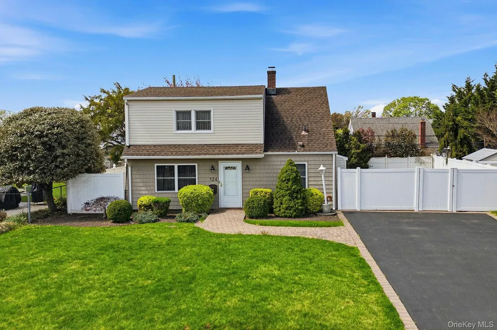 124 Saddle Lane Levittown NY 11756