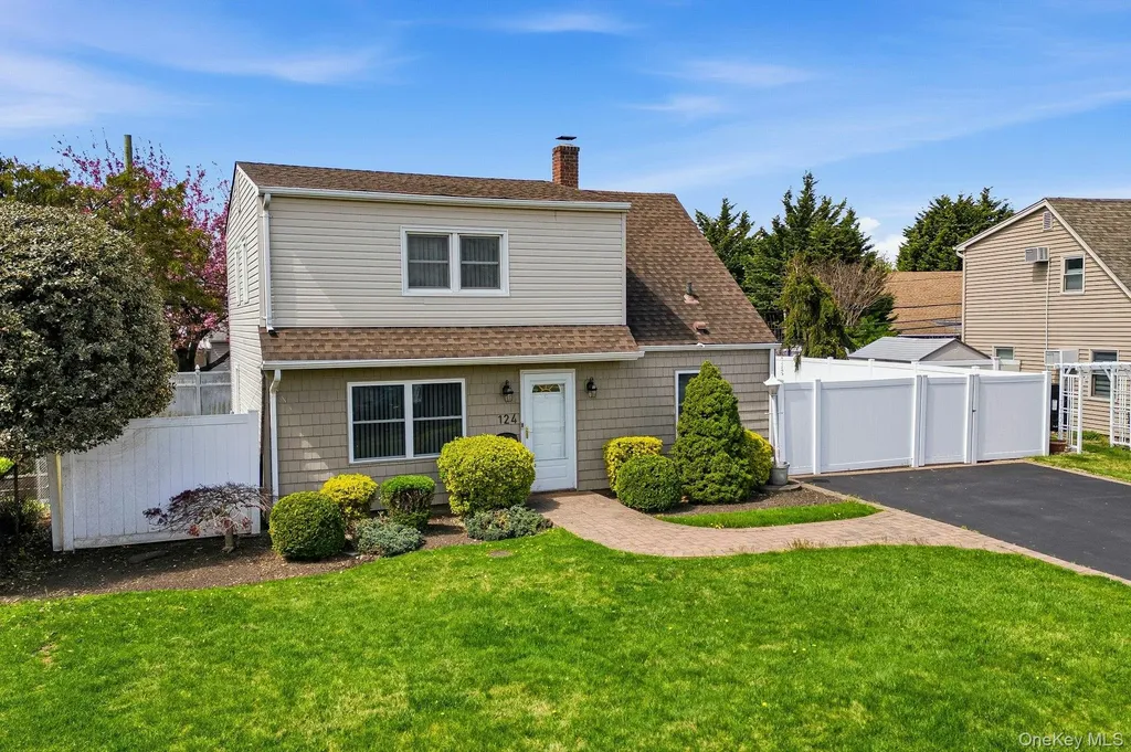 124 Saddle Lane Levittown NY 11756