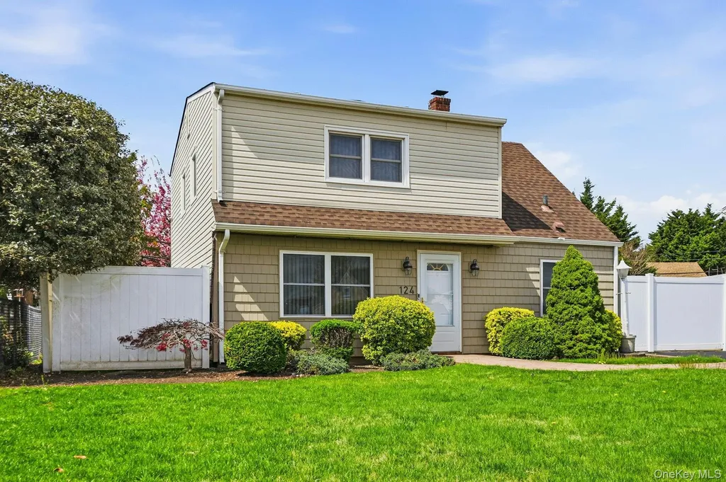 124 Saddle Lane Levittown NY 11756