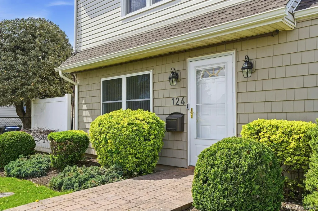 124 Saddle Lane Levittown NY 11756